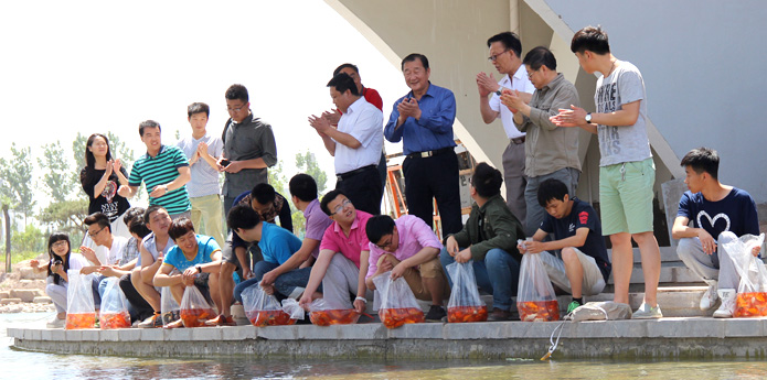 【毕业季 • 母校，我们爱你】经管毕业生赠学院锦鲤