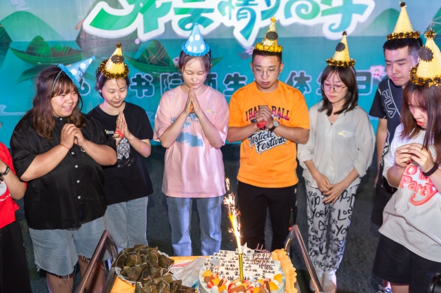 【山西日报】雷竞技bet书院师生迎来集体庆生